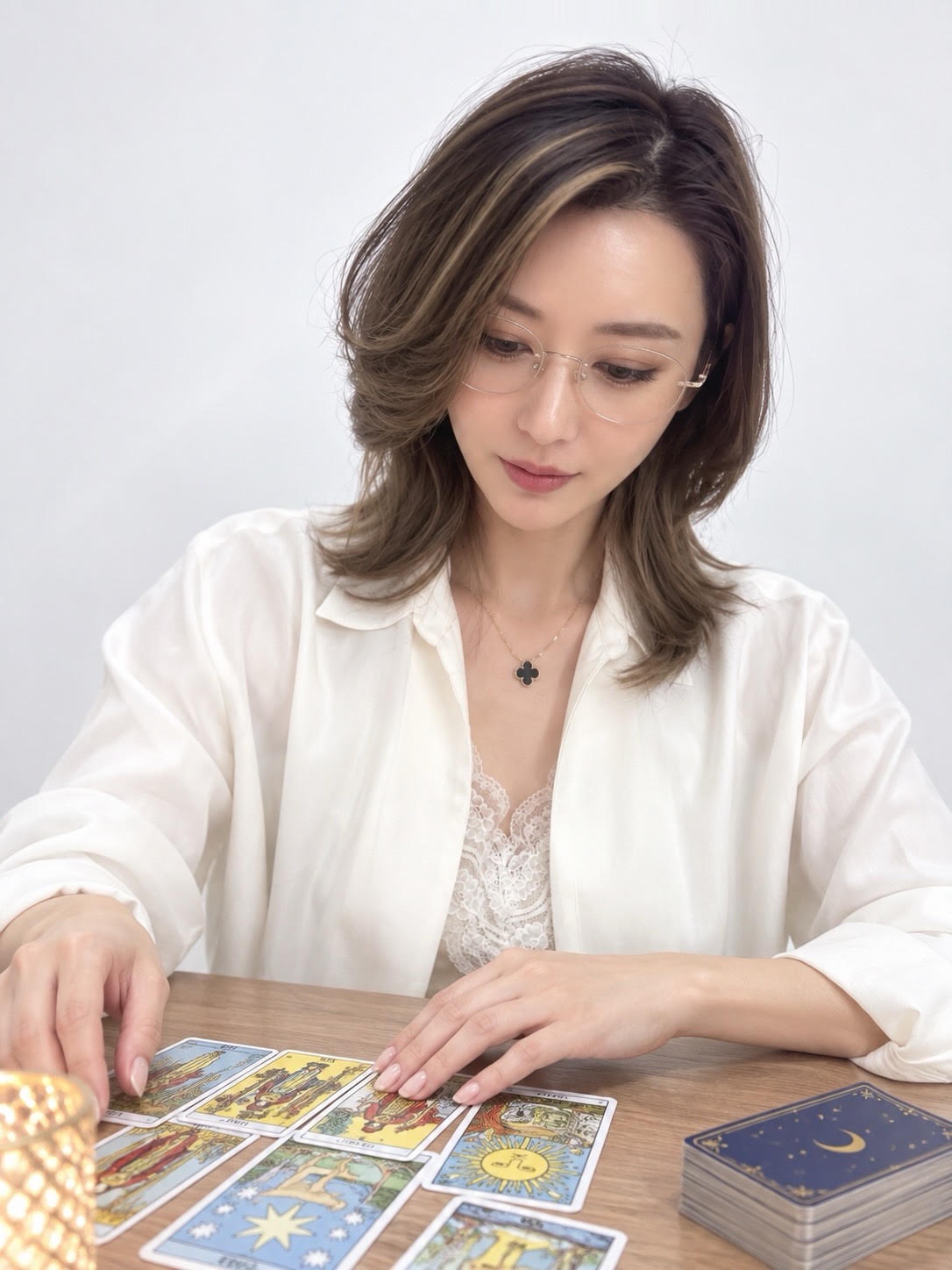 ゆら先生がタロットカードで鑑定する様子