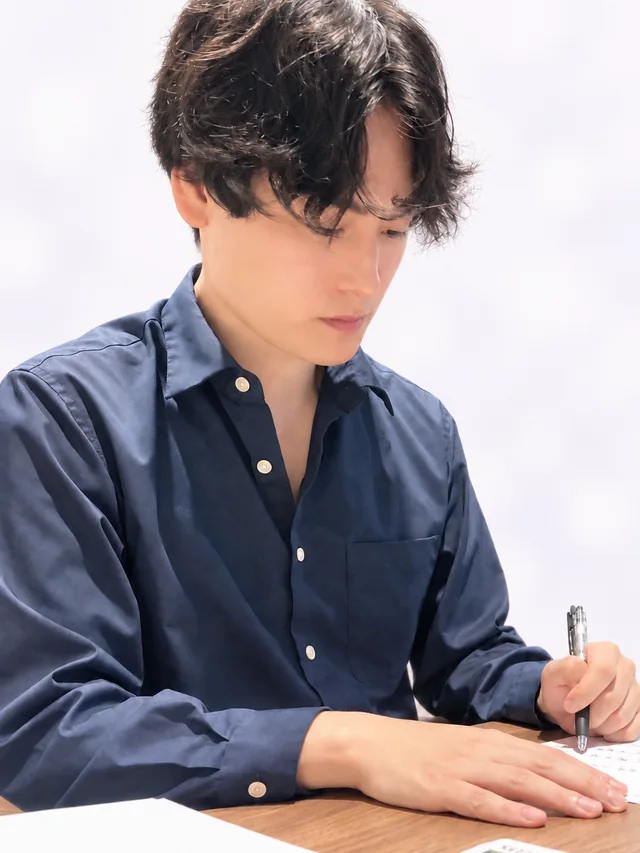 鑑定中の辰巳 縁暁
